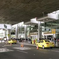Taxis en aeropuerto El Dorado, de Bogotá, en nota sobre sobre los nuevos que no son amarillos