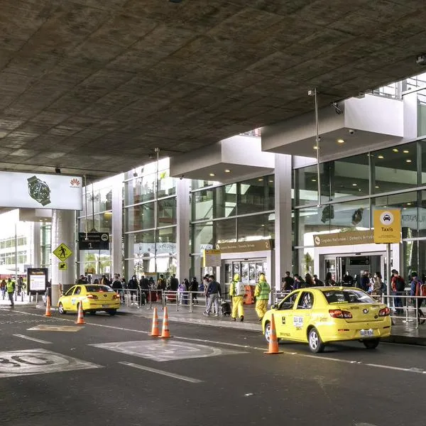 Taxis en aeropuerto El Dorado, de Bogotá, en nota sobre sobre los nuevos que no son amarillos
