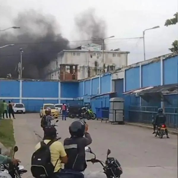 Motín y fuego en cárcel El Bosque de Barranquilla: internos quemaron colchonetas