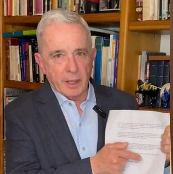 Piden que Uribe no pueda usar su celular ni sus redes en medio de su arresto domiciliario