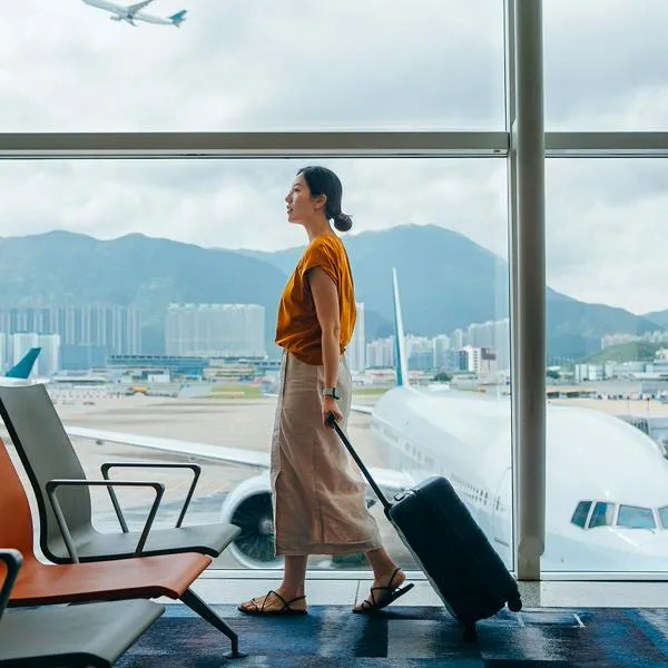 Mujer en aeropuerto, en nota sobre que le cambiarán la cara al de Barranquilla