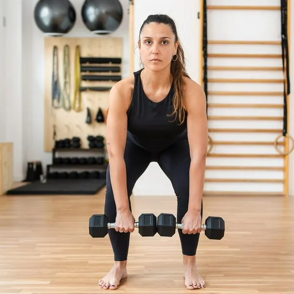 Mujer haciendo ejercicio, en nota sobre rutina 'full body'