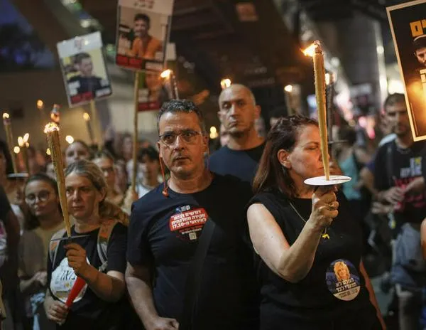 Israel: familias de rehenes denuncian el "sacrificio" de sus seres queridos en mega manifestación