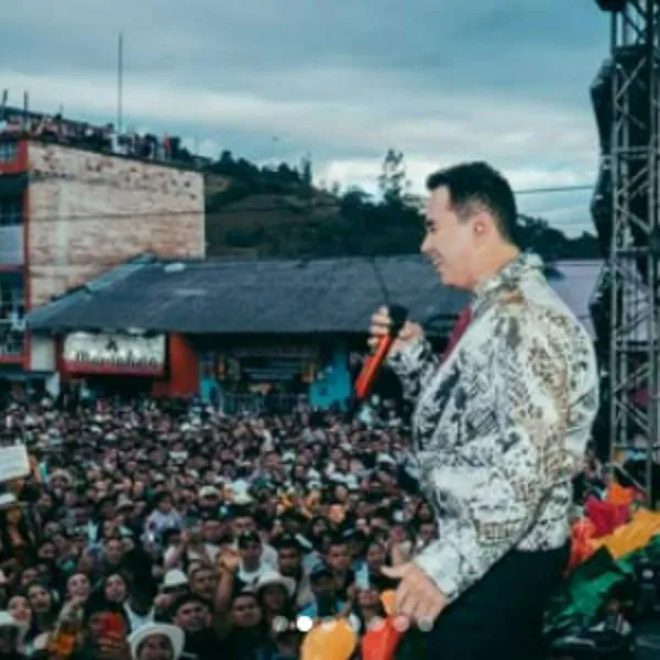 Susto en concierto de Jhonny Rivera por pelea que se armó: "Una batalla campal de botellas". 