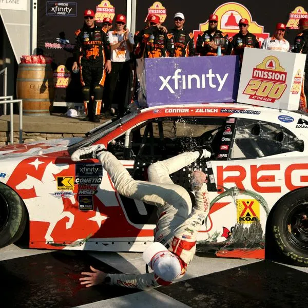 Connor Zilisch sufre fuerte caída celebrando en Nascar y se fractura clavícula