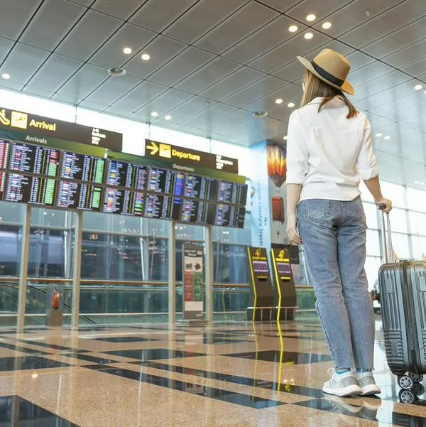 Mujer en aeropuerto, en nota sobre que quieren transformar el de Cali