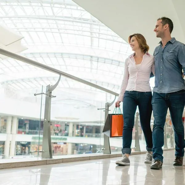 Pareja en centro comercial, en nota sobre el que cumple 38 años en Colombia