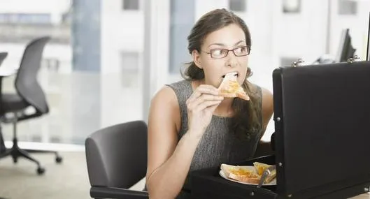 Mujer comiendo, en nota sobre cómo quitar la ansiedad por la comida