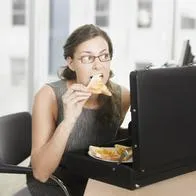 Mujer comiendo, en nota sobre cómo quitar la ansiedad por la comida