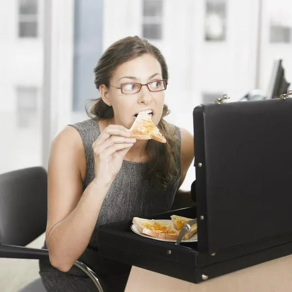 Mujer comiendo, en nota sobre cómo quitar la ansiedad por la comida
