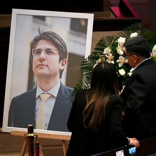 Traslado del cuerpo de Miguel Uribe: sale de Medicina Legal para funeraria