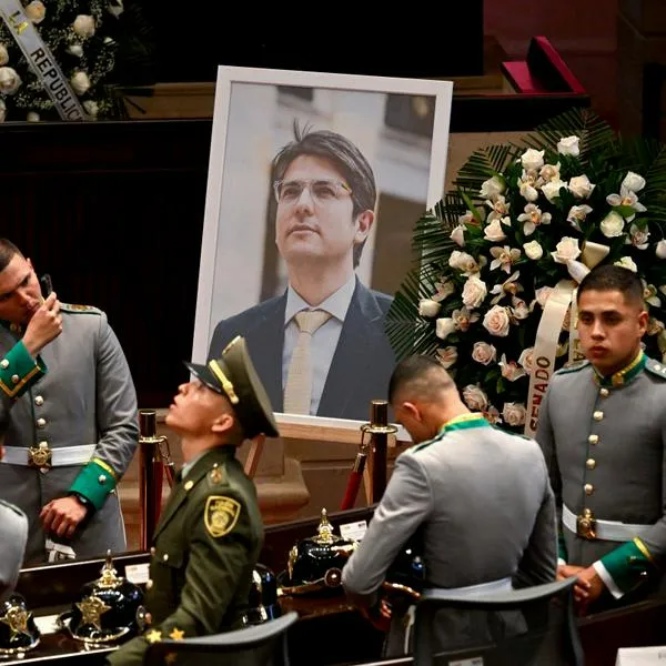 Altar de Miguel Uribe en el Congreso con ofrendas por su asesinato
