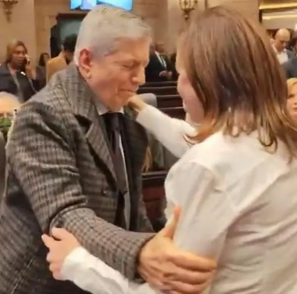 Cámara ardiente Miguel Uribe: abrazo de María Claudia Tarazona y César Gaviria