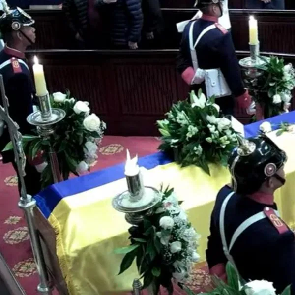 Funeral Miguel Uribe: mujer viajó a despedirlo e insultó a seguidores de Petro