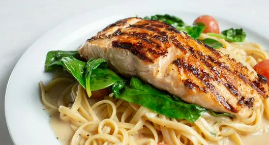 Salmón con pasta, en nota sobre cómo prepararlo con espinacas y arándanos 