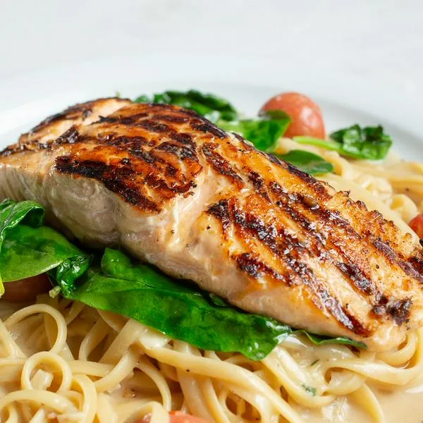 Salmón con pasta, en nota sobre cómo prepararlo con espinacas y arándanos 