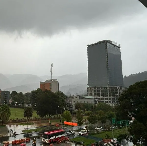 Foto de lluvia en Bogotá, en nota de por qué hay alerta con clima en Colombia en agosto y aviso de lluvias en Bogotá