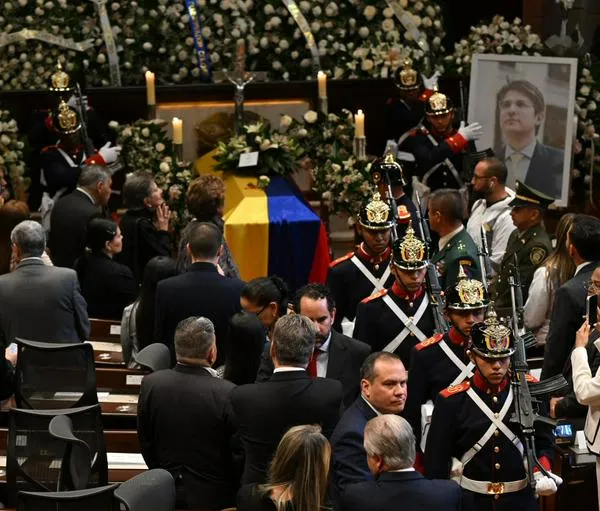 Transmisión del funeral de Miguel Uribe hoy.