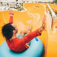 Hombre en tobogán, en nota sobre que el más largo de Latinoamérica está en Colombia