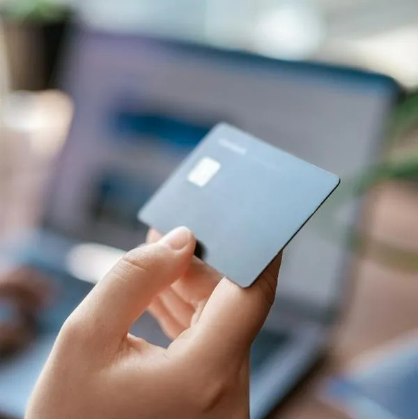 Mujer robó tarjetas de crédito que debía entregar a clientes y la pillaron