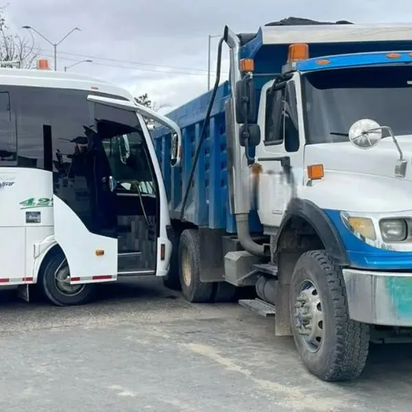 Grave accidente en Bogotá entre rutas escolares deja un muerto: videos