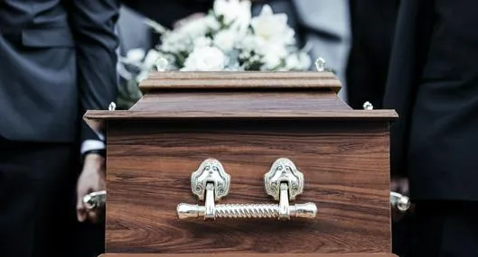 Por qué la gente se viste de blanco en un funeral y lo usa como color de luto