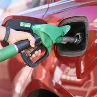 Carro tanqueando gasolina, para referenciar la venta de Primax en Colombia