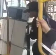 Graban a pasajeros llevando trasteo en Transmilenio de Bogotá. Subieron Transmilenio y más