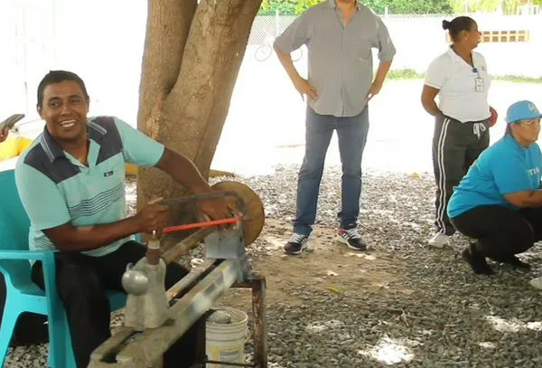 Niños aprenden cómo se fabrica la guacharaca vallenata durante taller de EVAFE
