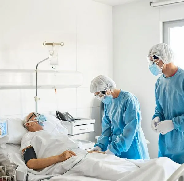 Cómo es la nueva variante 'Frankenstein' del COVID-19: tienen fuertes síntomas