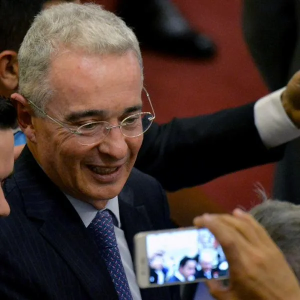 Por qué Uribe sí puede usar el celular, a pesar de estar en casa por cárcel