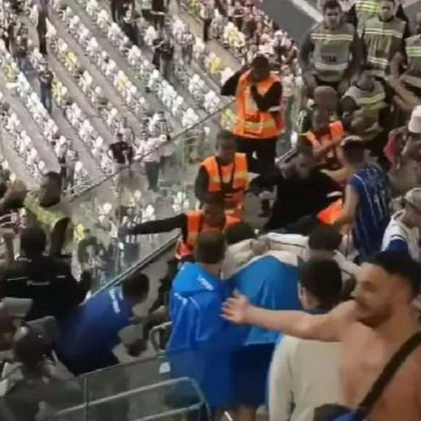 Momento de la pelea de hinchas del Godoy Cruz contra la policía en el partido por Copa Sudamericana
