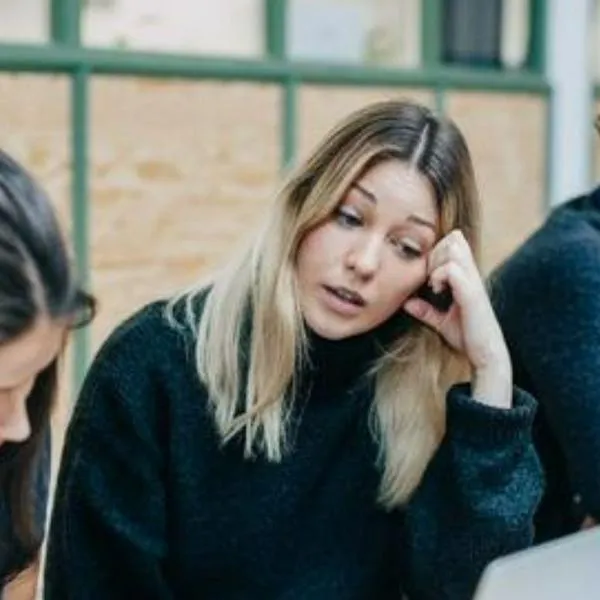 Mujer en Francia demandó a empresa por recibir sueldo sin funciones por 20 años