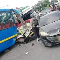 Grave accidente en Bogotá por choque múltiple de buses del SITP y varios carros. Hay un largo trancón en la zona y ambulancias. 