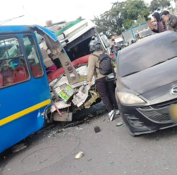 Grave accidente en Bogotá por choque múltiple de buses del SITP y varios carros. Hay un largo trancón en la zona y ambulancias. 