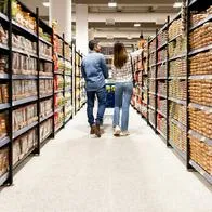 Pareja en supermercado, en nota sobre trasnochón que tendrá uno popular