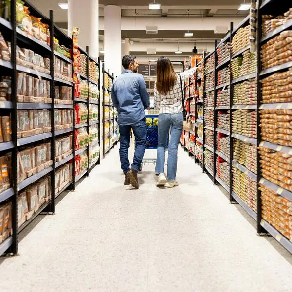 Pareja en supermercado, en nota sobre trasnochón que tendrá uno popular