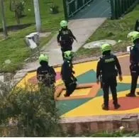 Policías de Bogotá son grabados saltando en saltarín en el barrio Libertadores