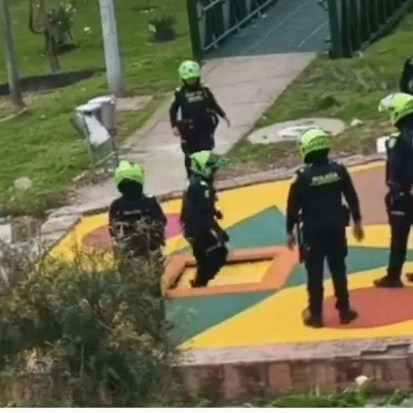 Policías de Bogotá son grabados saltando en saltarín en el barrio Libertadores