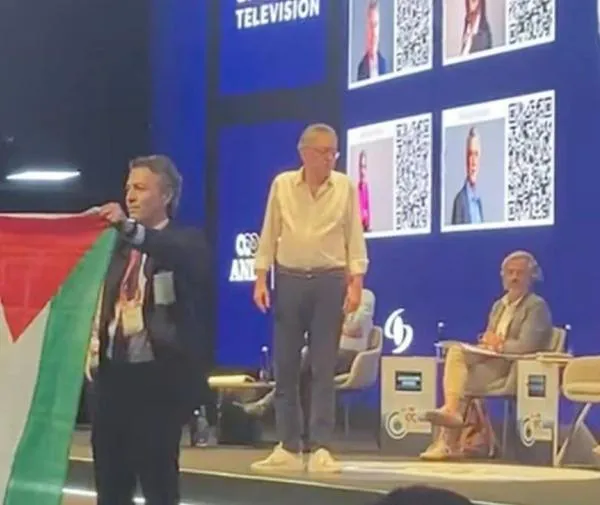Daniel Quintero irrumpe en Congreso de la ANDI sin ser invitado con bandera de Palestina