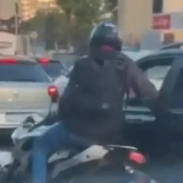Momento en el que un ladrón en São Paulo fue desarmado por el conductor al que quería robar. El delincuente murió por un disparo