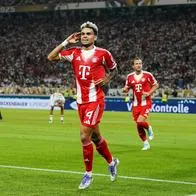 Luis Díaz celebrando su primer gol con Bayern Múnich 