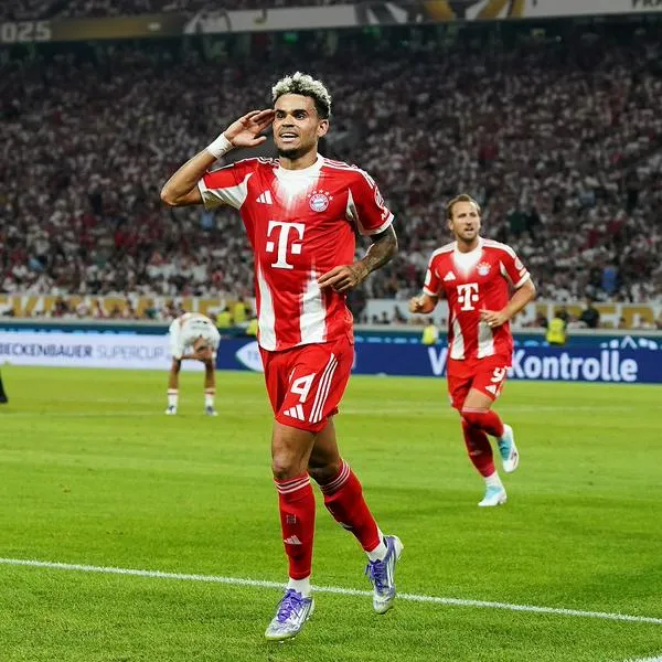 Luis Díaz celebrando su primer gol con Bayern Múnich 