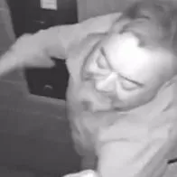 Momento en el que un empresario fue visto golpeando a su pareja en Brasil
