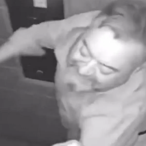 Momento en el que un empresario fue visto golpeando a su pareja en Brasil