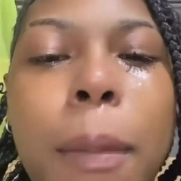 Joven que llora porque sus papás no la dejan tener de novio a un ladrón
