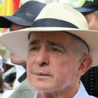 Álvaro Uribe Vélez (izq.) tuvo discusión con Gustavo Petro (der.) por asesinato de Miguel Uribe