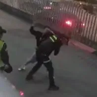 Bogotá: intentó colarse y terminó a los puños con policía que no lo dejó subir