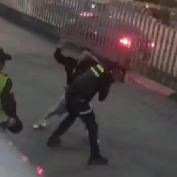 Bogotá: intentó colarse y terminó a los puños con policía que no lo dejó subir