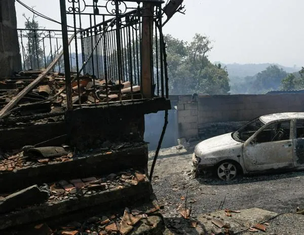España y Portugal combaten más de 20 grandes incendios